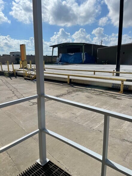 More Photos Of 15135 Jacintoport Blvd, Houston Warehouse For Sale