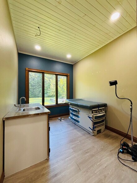 More Photos Of 1629 Harding Blvd, Cotter Medical For Sale