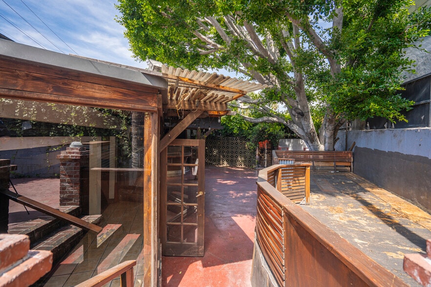 More Photos Of 1350 S La Brea Ave, Los Angeles Restaurant For Sale