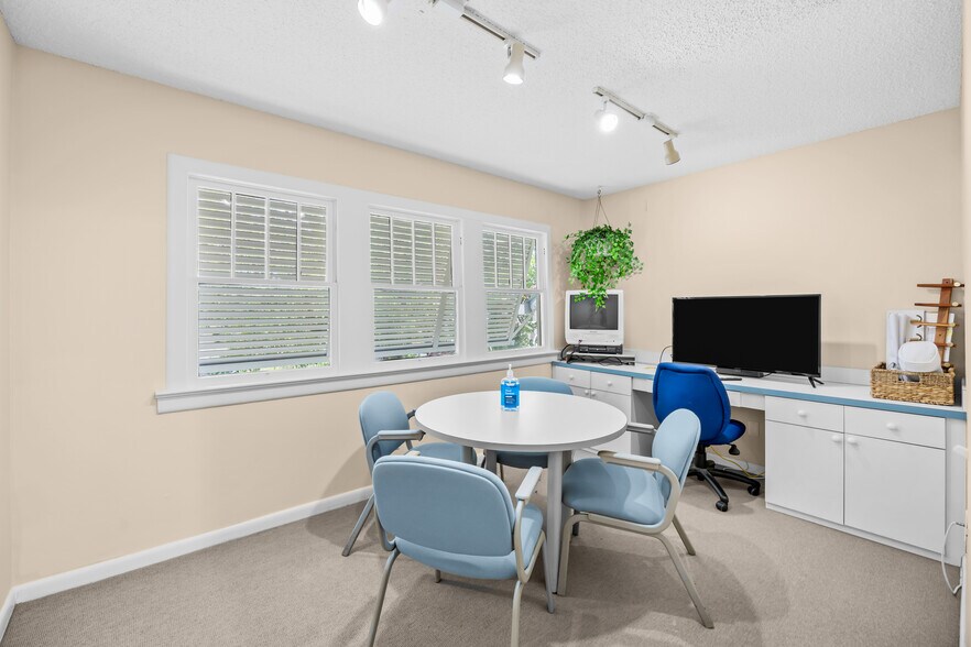 More Photos Of 725 SE 5th St, Stuart Office For Lease