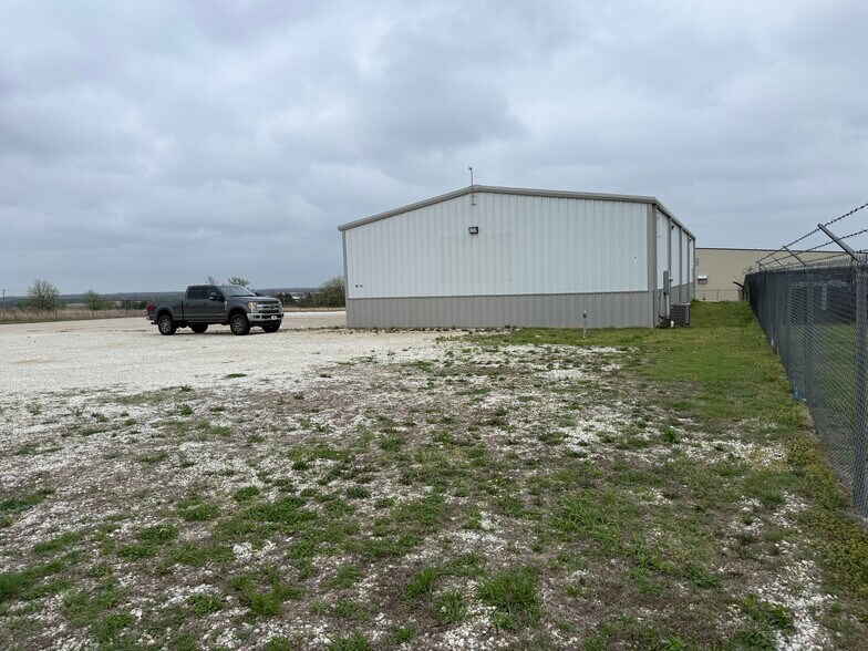 More Photos Of 7811 Kickapoo Ave, Shawnee Warehouse For Lease