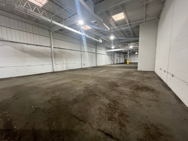 More Photos Of 333 W Washington Blvd, Mundelein Manufacturing For Sale