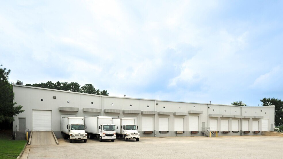 More Photos Of 560 Atlanta S Pky, College Park Unknown For Lease