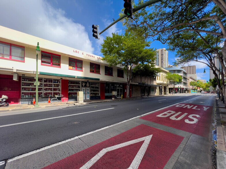 More Photos Of 96 N King St, Honolulu Bar For Lease