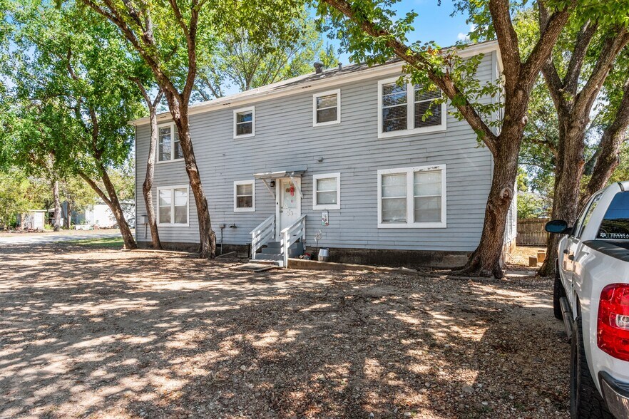 More Photos Of 409 E Austin St, Bellville Apartments For Sale