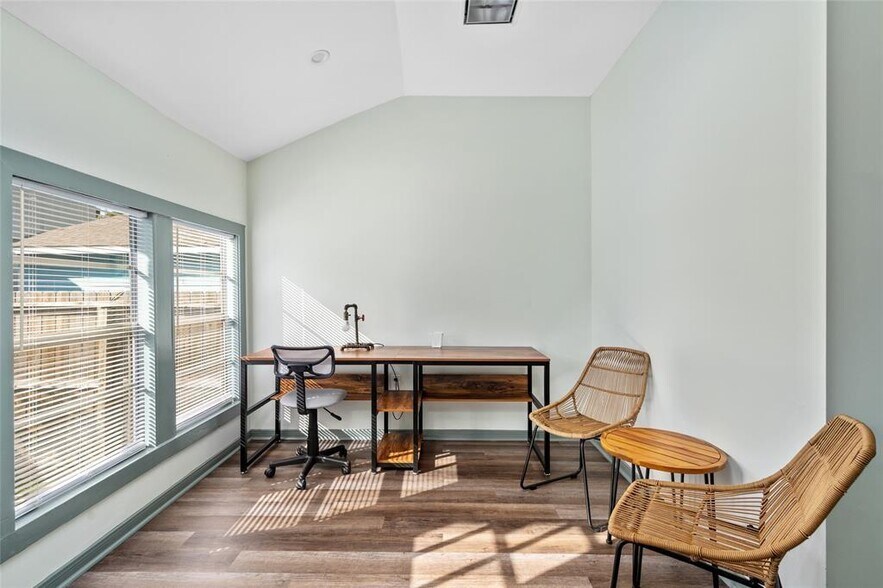 More Photos Of 1118 W 21st St, Houston Office For Sale