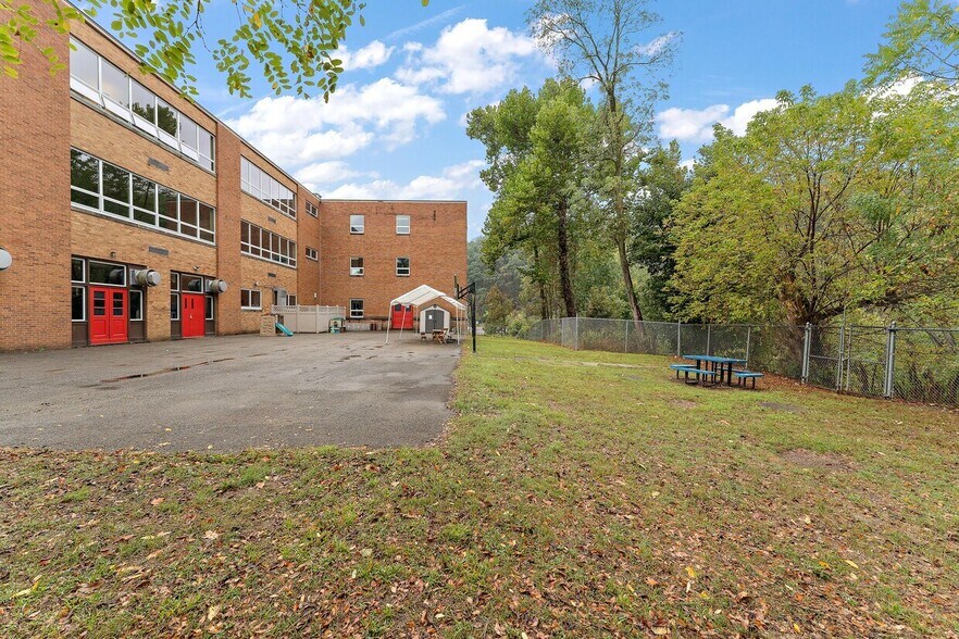 More Photos Of 3953 Kirk Ave, Allison Park Specialty For Lease