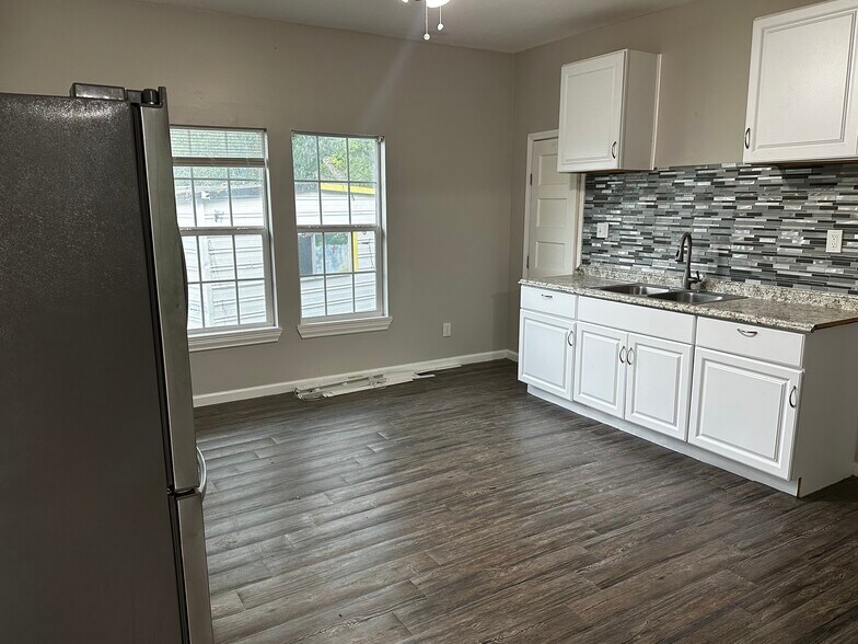 More Photos Of 309 Railroad St, Buda Office For Sale