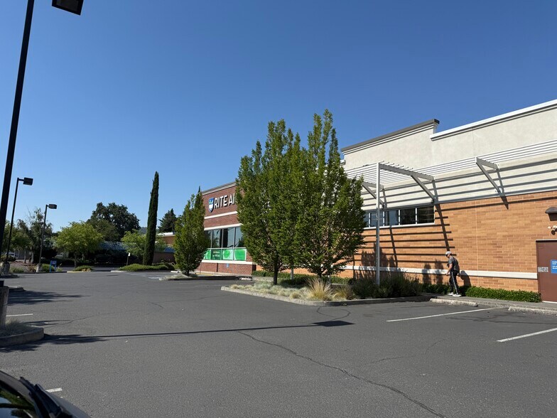 More Photos Of 680 S State St, Ukiah Drugstore For Lease