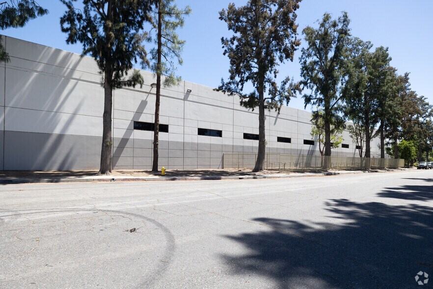 More Photos Of 28210 Avenue Stanford, Valencia Distribution For Sale