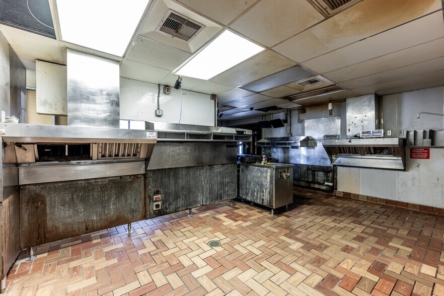 More Photos Of 130 Interstate 45 N, Huntsville General Retail For Sale