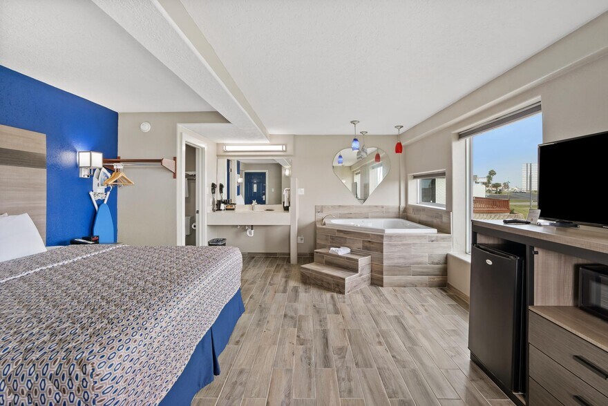 More Photos Of 1212 E Laurel St, Rockport Hotel For Sale