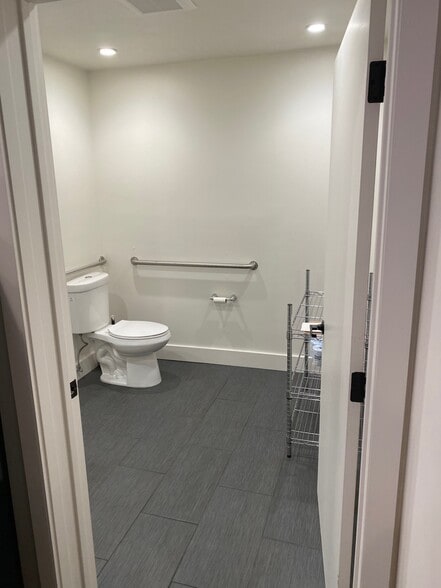 More Photos Of 3216 W Burbank Blvd, Burbank Loft Creative Space For Lease