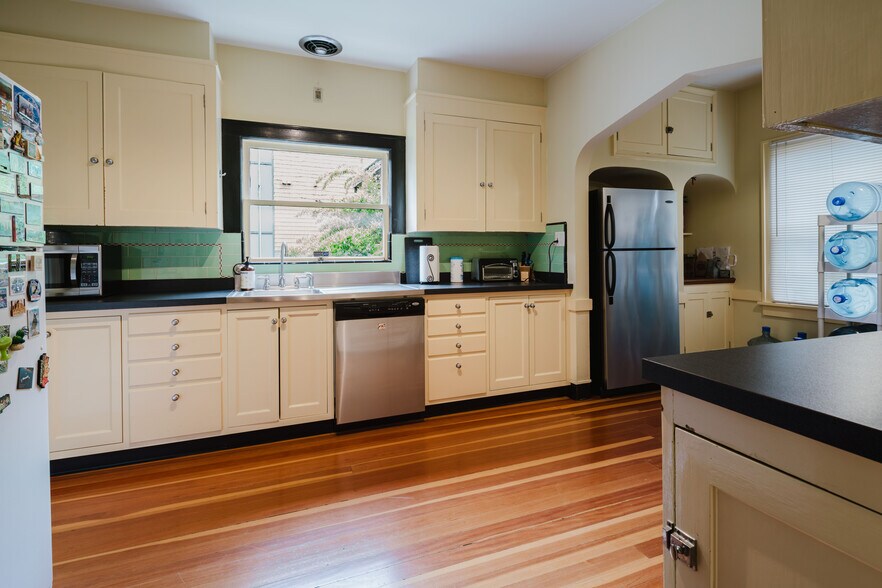 More Photos Of 3507 SW Corbett Ave, Portland Office For Sale