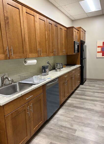 More Photos Of 9675 SE 36th St, Mercer Island Flex For Lease