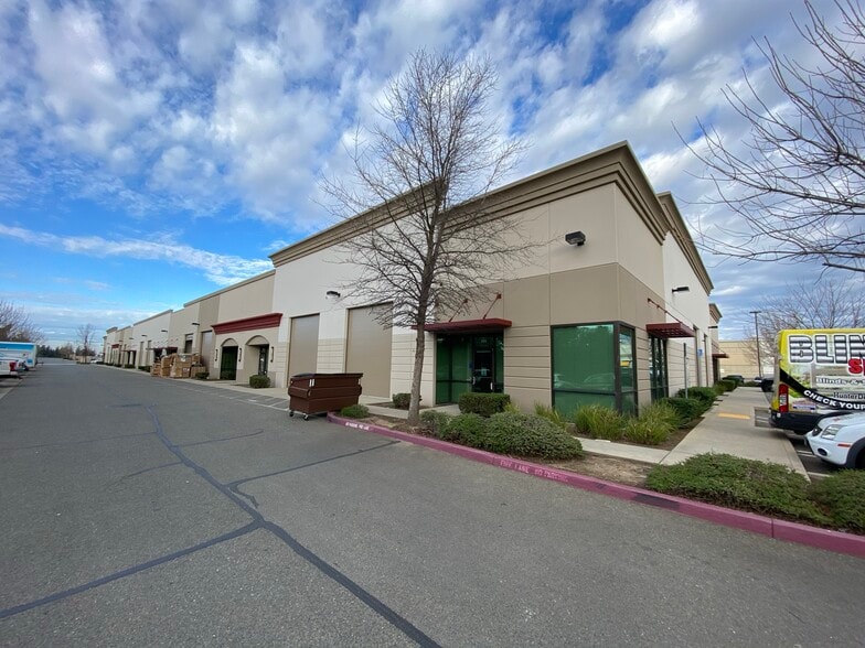 More Photos Of 8417 Washington Blvd, Roseville Warehouse For Lease