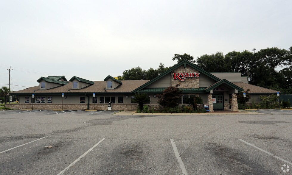 More Photos Of 9006 Pensacola Blvd, Pensacola Restaurant For Sale