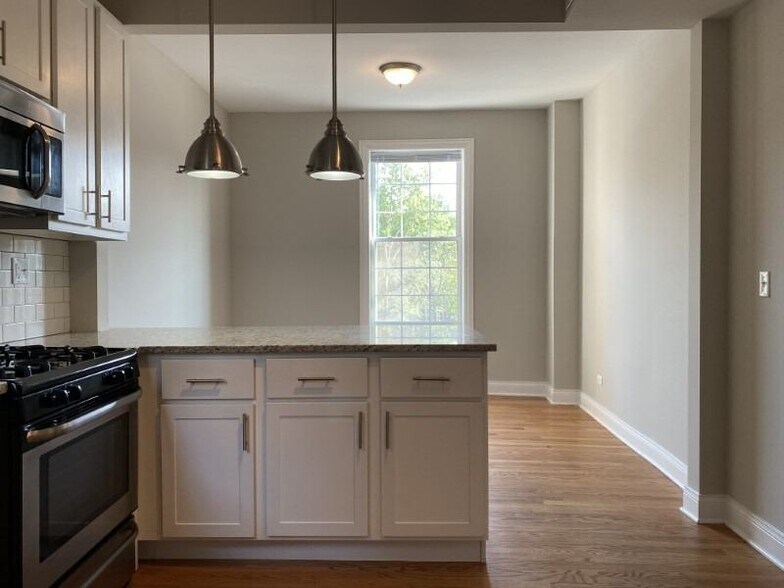 More Photos Of 4401-4403 N Clark St, Chicago Apartments For Lease