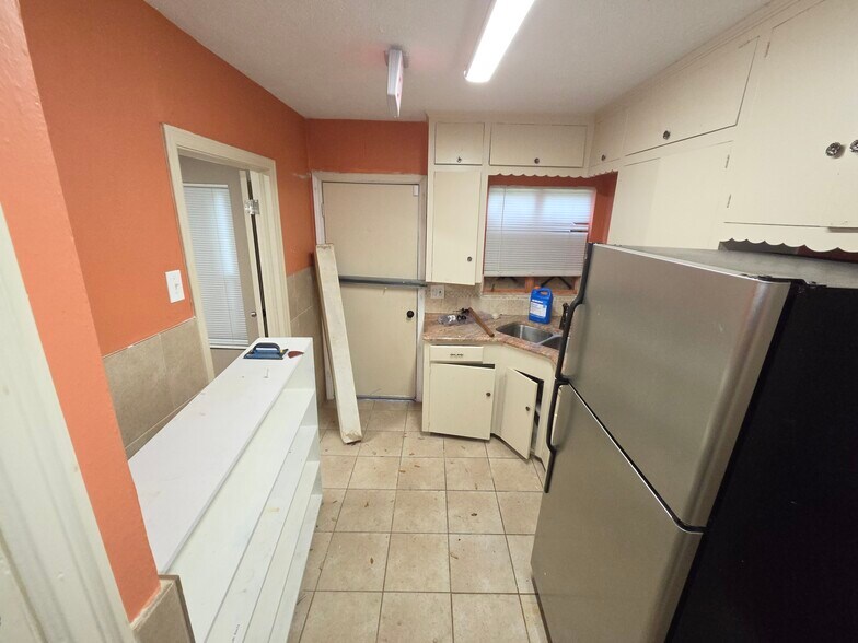 More Photos Of 8805 Lake June Rd, Dallas Office For Sale