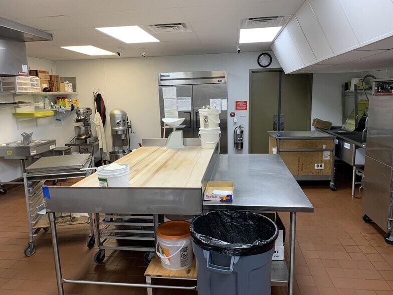 More Photos Of 1112 N Frazier St, Conroe Freestanding For Sale