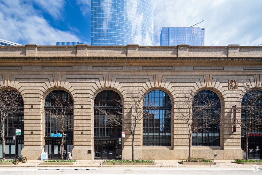 More Photos Of 211 N Clinton St, Chicago Loft Creative Space For Lease