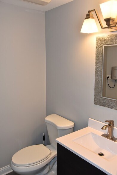More Photos Of 710 Higgins Rd, Park Ridge Office Residential For Lease