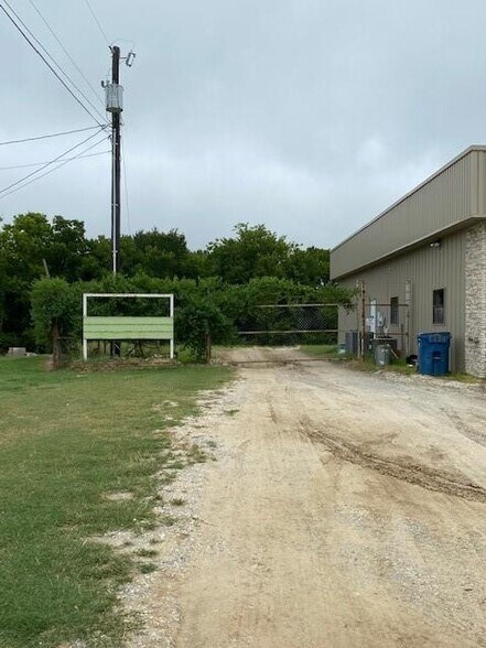 More Photos Of 1309 E Milam St, Mexia General Retail For Sale