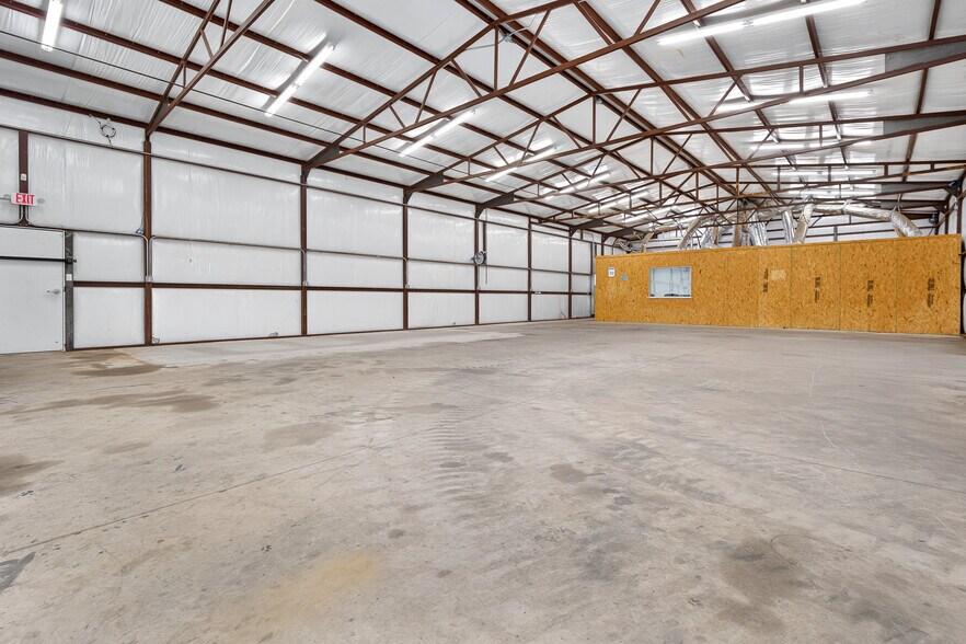 More Photos Of 7811 Kickapoo Ave, Shawnee Warehouse For Lease