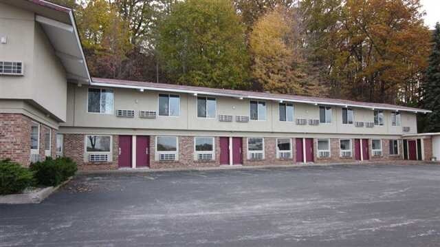 More Photos Of 200 Arthur St, Manistee Hotel For Lease