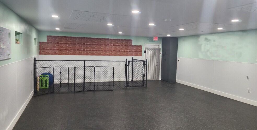 More Photos Of 4015 Fawnbrooke Dr, Indian Trail Veterinarian Kennel For Sale