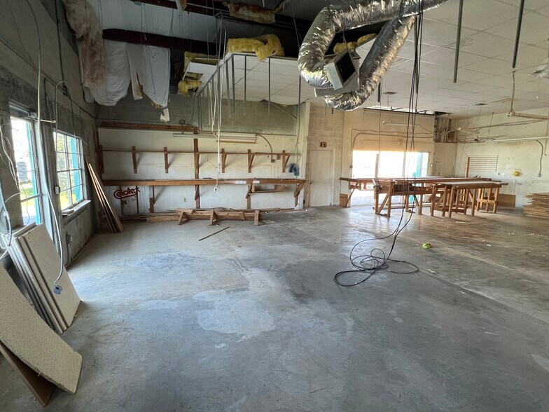More Photos Of 1312 Market Cir, Port Charlotte Showroom For Lease