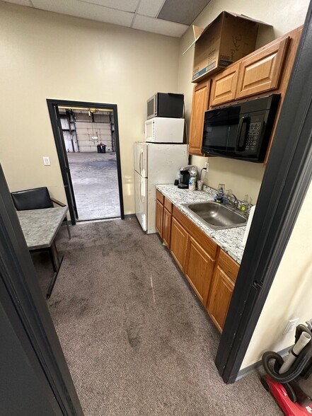 More Photos Of 21 Overlook Dr, Hamden Distribution For Lease