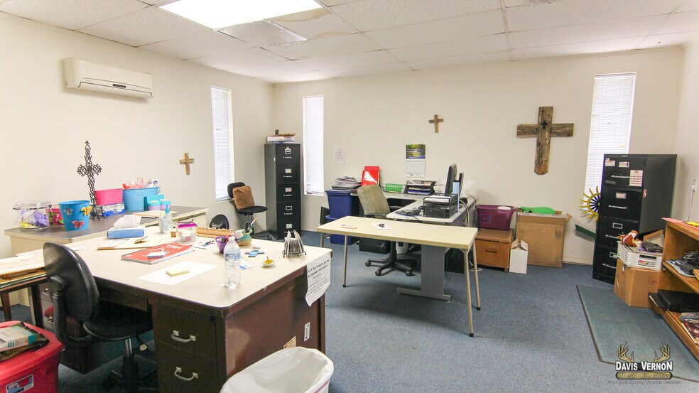 More Photos Of 1331 Cumberland St, Vernon Storefront For Sale