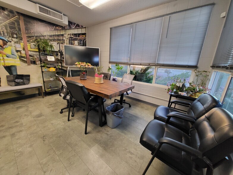 More Photos Of 555 Conger St, Eugene Flex For Sale