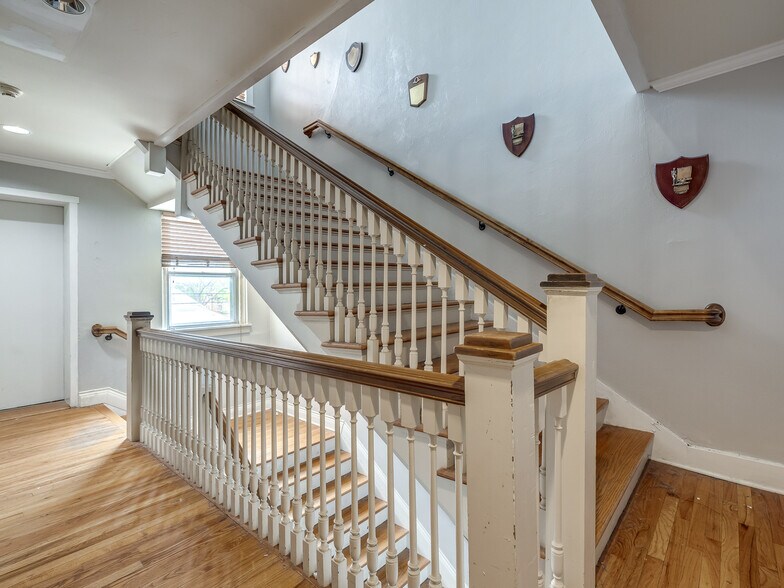 More Photos Of 702 S Lahoma Ave, Norman Dormitory For Sale