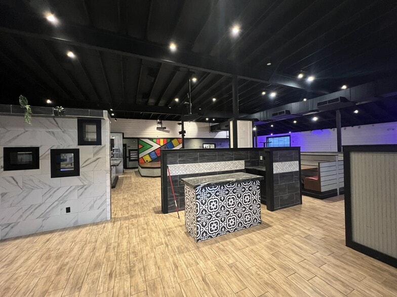 More Photos Of 530 N 47th St, Rogers Restaurant For Lease