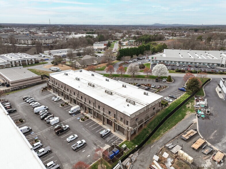 More Photos Of 131 Crosslake Park Dr, Mooresville Storefront For Lease