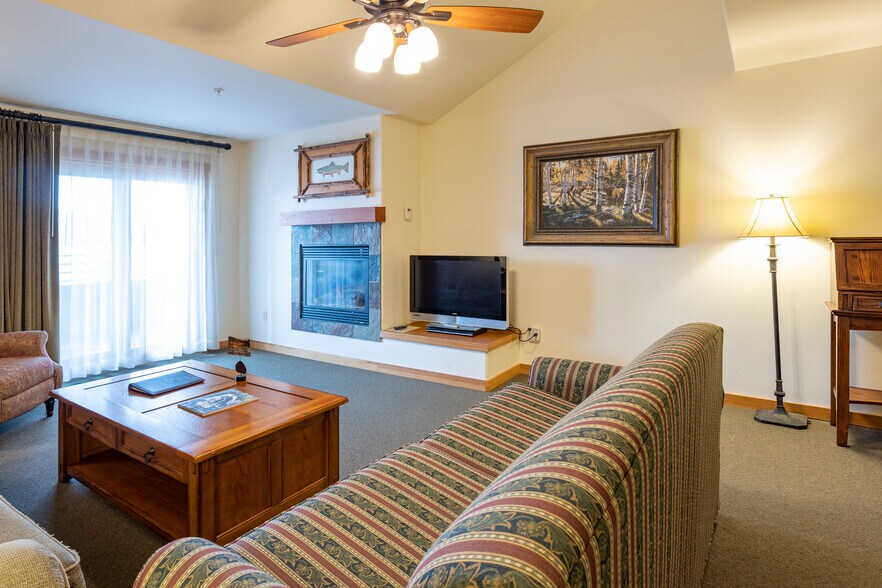 More Photos Of 41-45 Lakeshore Dr, Sagle Hotel For Sale