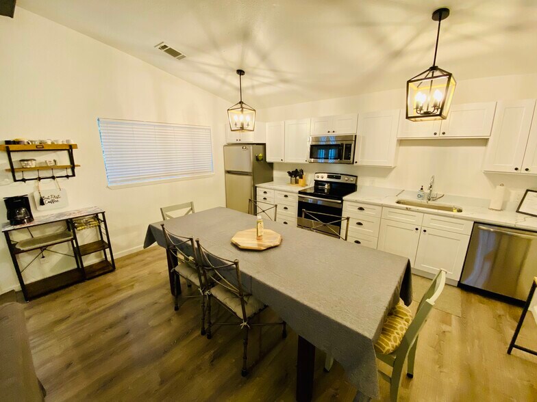 More Photos Of 104 Scudder Ln, Wimberley Hotel For Sale
