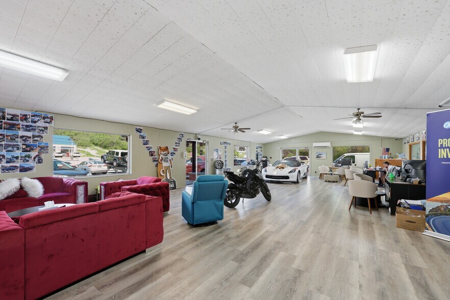 More Photos Of 621 Green Blvd, Aurora Auto Dealership For Sale