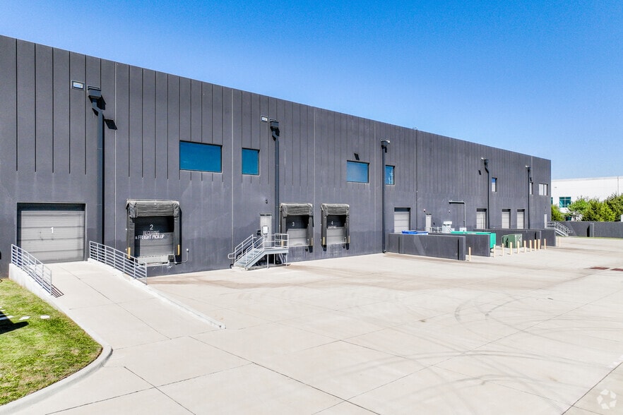 More Photos Of 4000 E Plano Pky, Plano Distribution For Lease