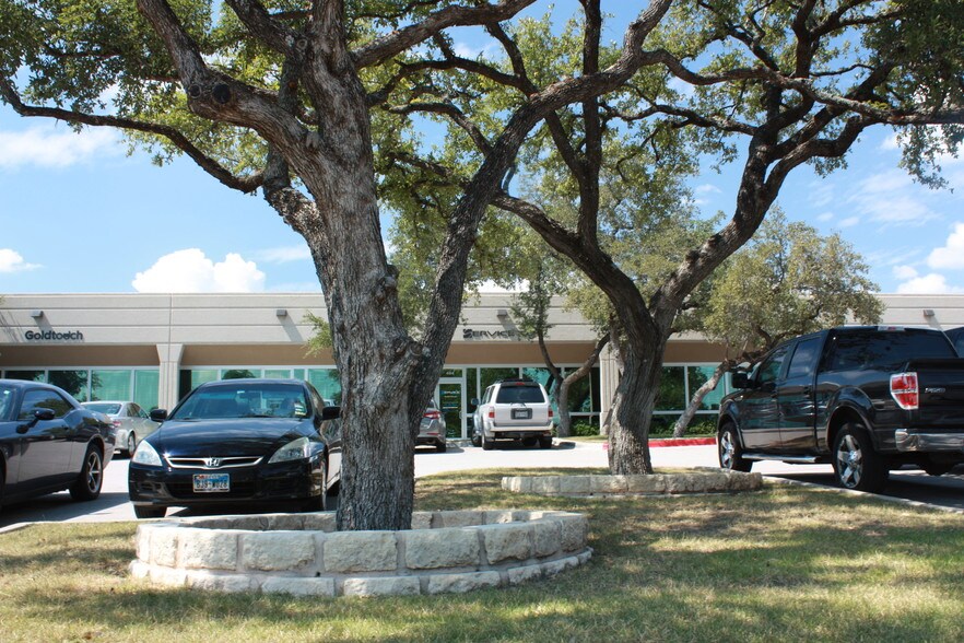 More Photos Of 1101 Arrow Point Dr, Cedar Park Flex For Lease