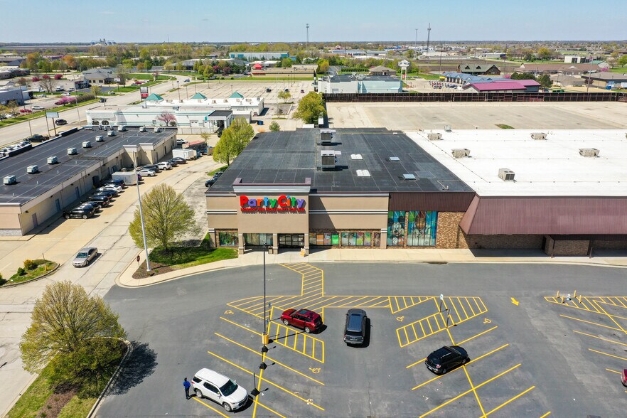 More Photos Of 3329 S Veterans Pkwy, Springfield General Retail For Lease