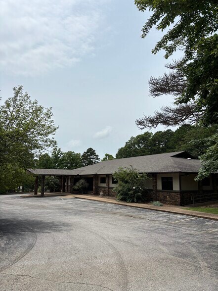 More Photos Of 600 Memorial Dr, Bella Vista Office For Lease