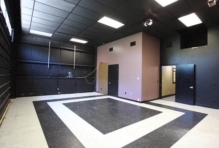 More Photos Of 33700-33760 Lear Industrial Pky, Avon Light Manufacturing For Sale