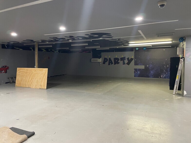 More Photos Of 211 Holiday Dr, Clarksville General Retail For Sale