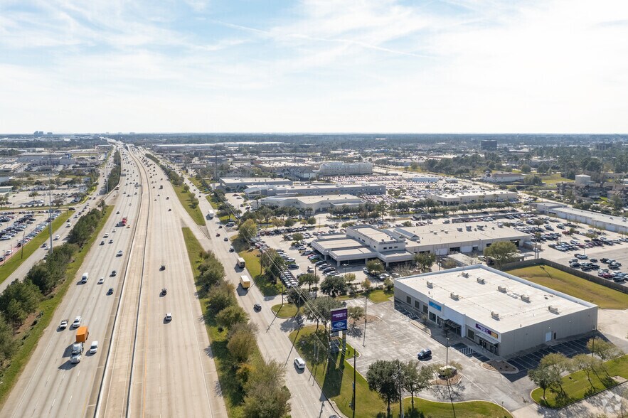 More Photos Of 17955 North Fwy, Houston Freestanding For Lease