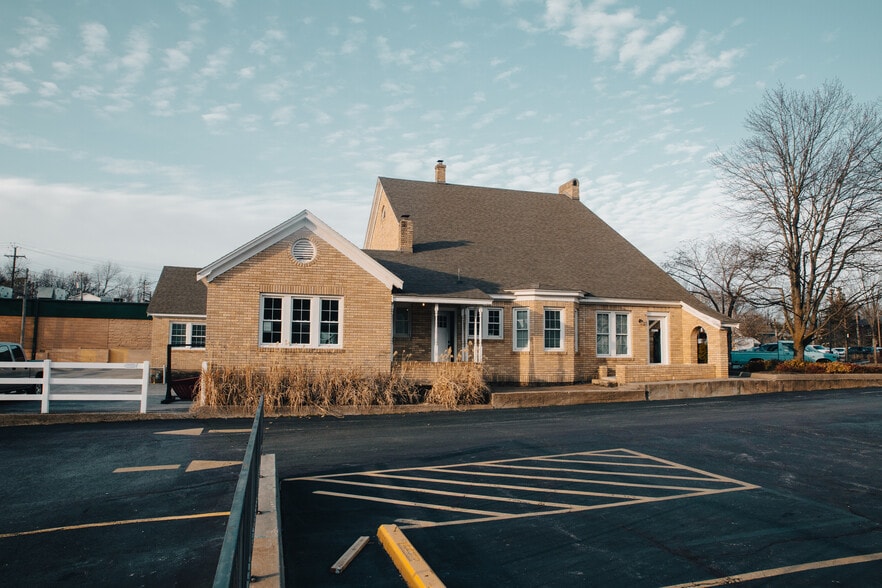 More Photos Of 355 N College Ave, Fayetteville Office Residential For Lease