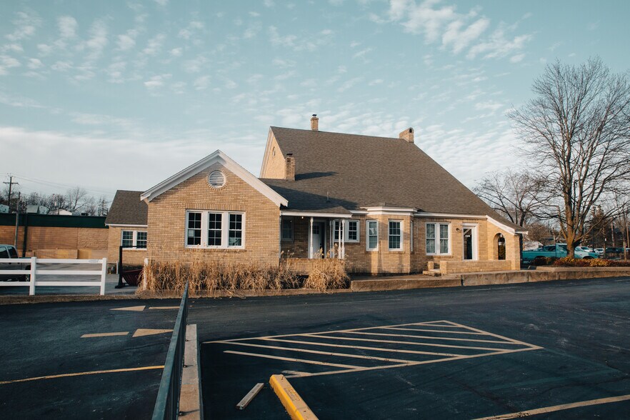 More Photos Of 355 N College Ave, Fayetteville Office For Sale