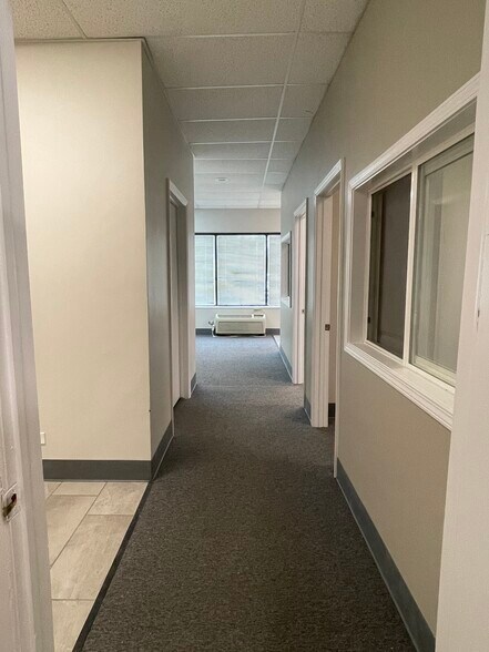 More Photos Of 956 W Lake St, Roselle Flex For Lease